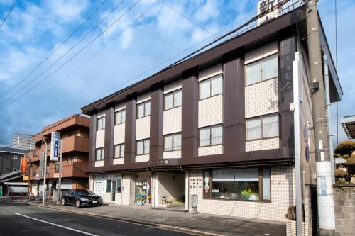 奈良Yamato Saidaiji Hotel SINDAI的街道拐角处的建筑物