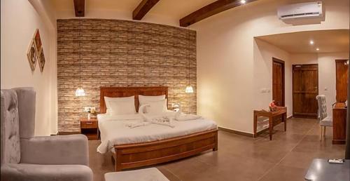 BelparāoVanya - Urban Villa and Resorts的一间卧室设有一张床和砖墙