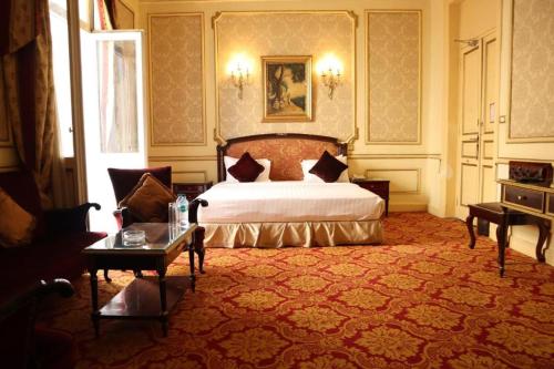 亚历山大Windsor Palace Luxury Heritage Hotel Since 1906 by Paradise Inn Group的一间卧室配有一张大床和一张桌子