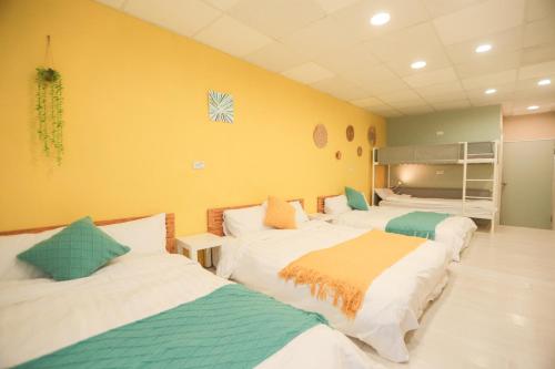 绿岛小巷微光的黄色墙壁客房的两张床