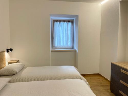 卡里索洛Casa di Maggie 2的一间卧室设有两张床和窗户。