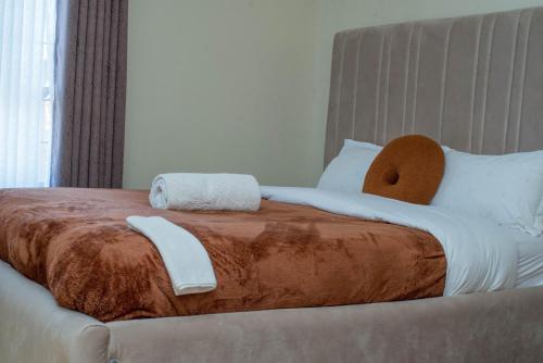 埃尔多雷特Eldoret home, Q10 unity homes的床上有两条毛巾