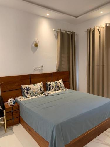 科托努Coin de luxe的一间卧室配有一张大床,提供蓝色的床单和枕头