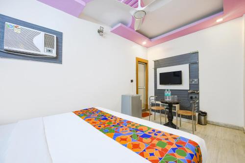 加济阿巴德FabHotel Capital Inn的一间卧室设有一张床和一间用餐室