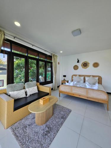 美翰帕岸岛乌托邦度假酒店的客厅配有两张沙发和一张桌子
