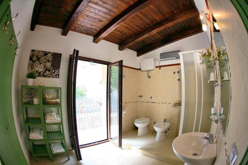 希拉拉维度塔住宿加早餐酒店的一间带卫生间和水槽的浴室