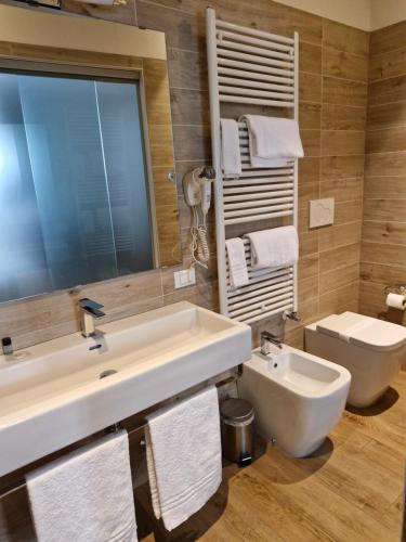 Mestrino罗吉亚酒店的一间带水槽和卫生间的浴室