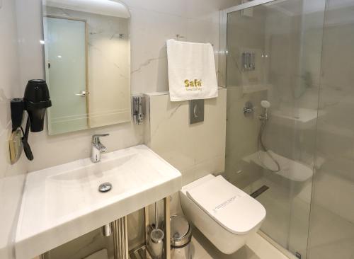 伊斯坦布尔Safa Hotel Old City的一间带水槽、卫生间和淋浴的浴室