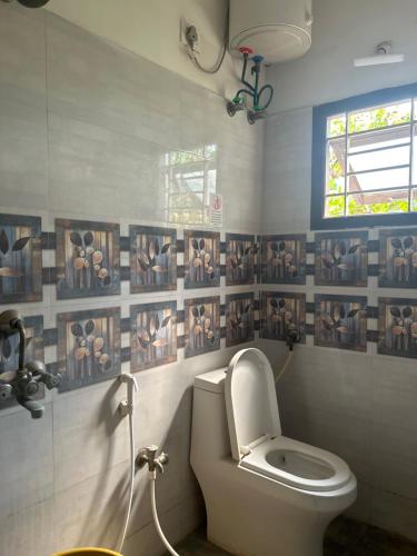 哥印拜陀HOTEL BLUESTONE的一间带卫生间和窗户的浴室