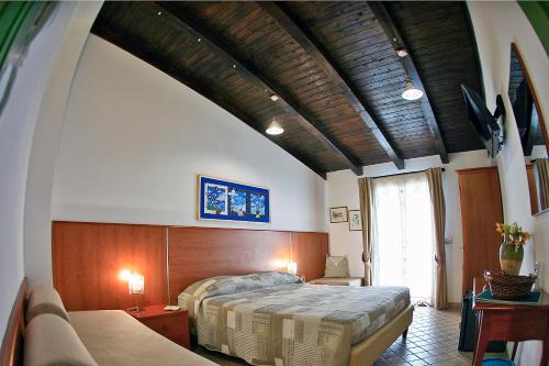 希拉拉维度塔住宿加早餐酒店的一间卧室设有一张大床和一个窗户。