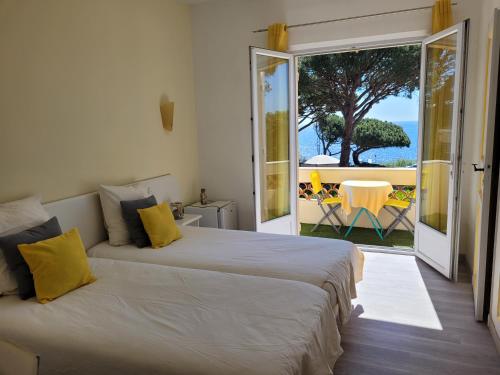 雷以桑布尔Villa Esmeralda的海景客房 - 带两张床