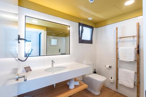 马翁Calallonga Hotel Menorca的一间带水槽和卫生间的浴室