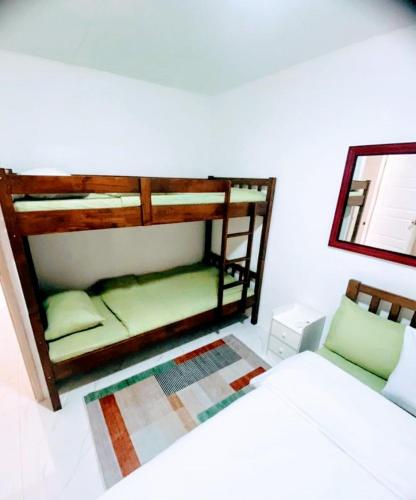 塔比拉兰Charming Duplex Apartment的一间卧室配有两张双层床和镜子