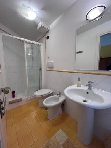 斯卡拉维罗尼宫住宿加早餐旅馆的一间带水槽、卫生间和镜子的浴室
