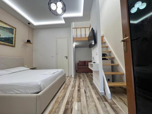 伏罗拉Guest Room Angolo Toscano的一间小卧室,配有一张床和一个楼梯