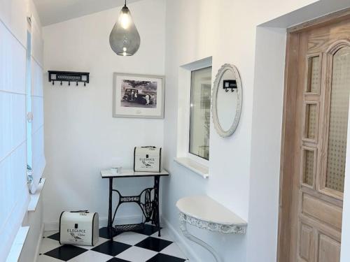比尔什托纳斯Dale's House in Birstonas的浴室铺有黑白格子地板。