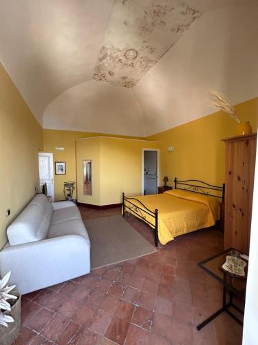 斯卡拉维罗尼宫住宿加早餐旅馆的客厅配有床和沙发