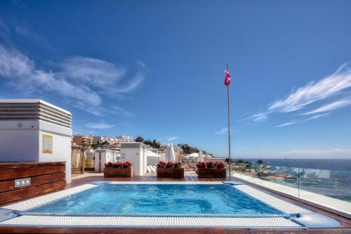 伊维萨镇南伊维萨公寓式酒店的一座位于大海上方的游泳池