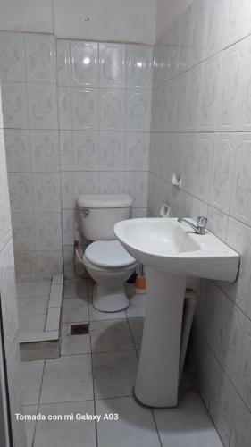 苏克雷Posada de Mary的白色的浴室设有卫生间和水槽。