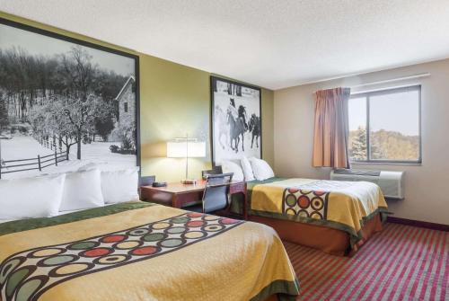 阿姆斯特丹阿姆斯特丹速8酒店的酒店客房设有两张床和窗户。