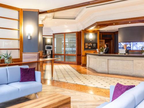 布里斯托诺富特布里斯托尔中心酒店的大堂设有带紫色枕头的酒吧