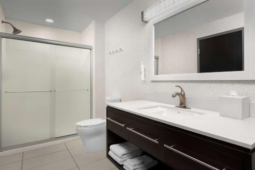 诺克斯维尔Newly Renovated - Home2 Suites by Hilton Knoxville West的一间带水槽、卫生间和镜子的浴室