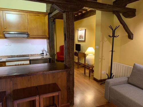 波特斯珀特斯别墅公寓的厨房以及带沙发和桌子的客厅。