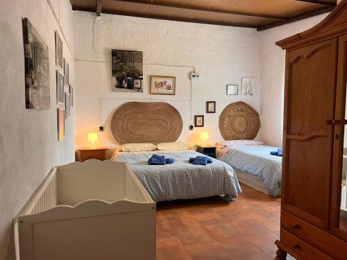 圣奥拉利亚德尔卡拉Casa Rural Quejigo con piscina的一间卧室,配有两张床