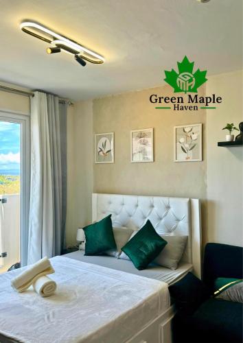 Lapu Lapu CityGreen Maple Haven - Saekyung Village 1 Phase 3, Marigondon Lapulapu City的卧室配有一张挂有绿色枫叶标志的床铺。