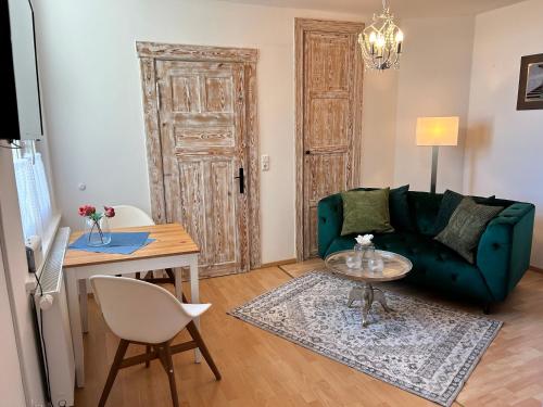 巴特Ostseeland的客厅配有绿色沙发和桌子