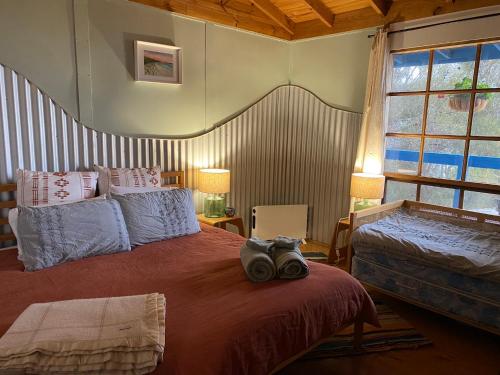 潘尼萧Sheoak Lodge的一间卧室设有两张床和大窗户