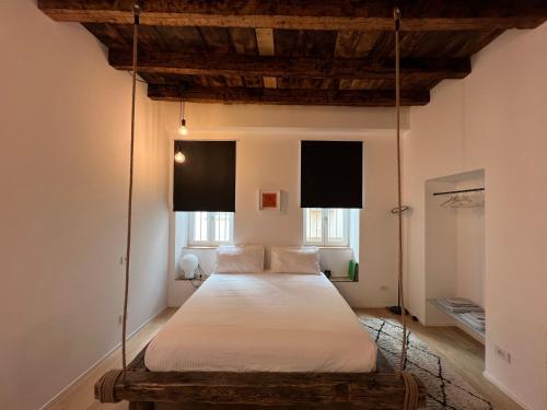 洛韦雷Dream Suite Lago D’iseo的卧室配有秋千床。