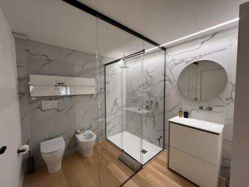 洛韦雷Dream Suite Lago D’iseo的一间带玻璃淋浴和卫生间的浴室