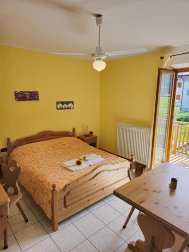 梅佐科罗纳安蒂克菲恩尼尔农庄酒店的一间卧室配有一张木床和一张桌子
