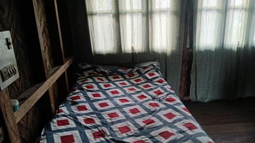 KohīmaKumgha Homestay的一间卧室配有床,床上装有被子