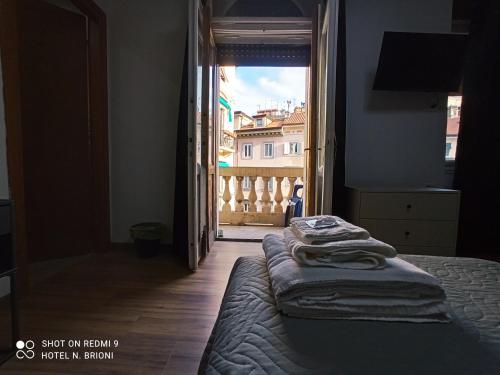 的里雅斯特Hotel Brioni的一间卧室设有一张床,享有阳台的景色
