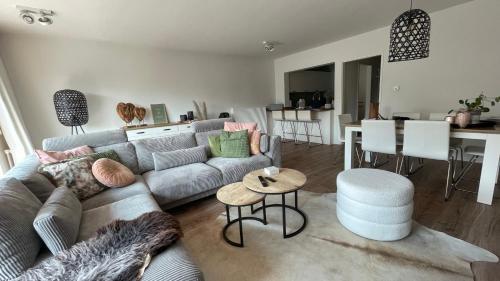 科克赛德Castel aan zee的客厅配有沙发和桌子