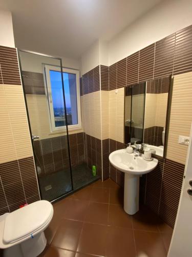 地拉那Sunny Home overlooking Tirana的浴室配有卫生间、盥洗盆和淋浴。