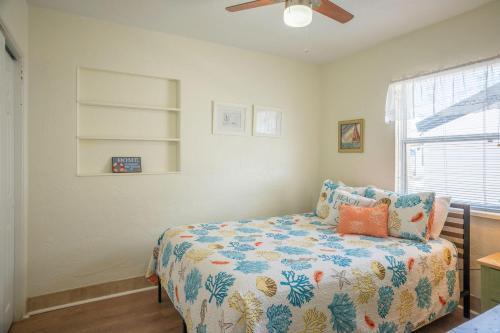 圣徒皮特海滩C7-Dolphin的一间卧室配有一张床和吊扇