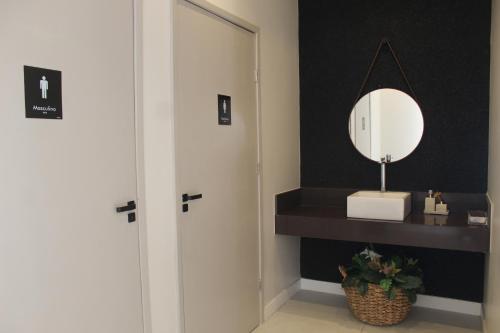 阿拉卡茹Marezzi Hotel Aracaju的浴室设有镜子和白色门