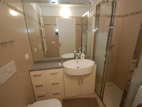 芒通Appartement Menton, 2 pièces, 4 personnes - FR-1-196-239的一间带水槽、淋浴和卫生间的浴室