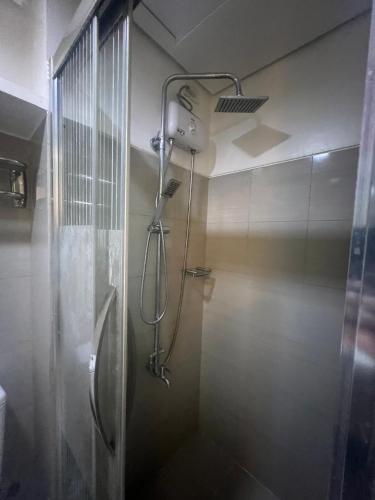 马尼拉1br Shore Residences Staycation at Royels Place的浴室内配有淋浴和头顶淋浴