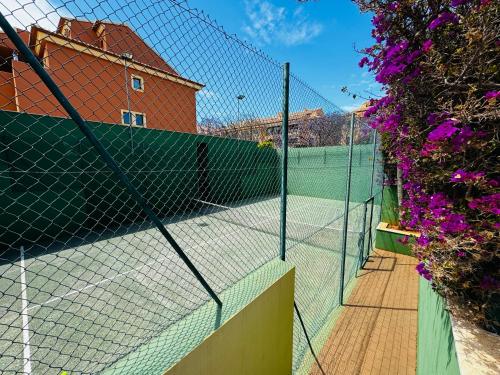La Gavina Loft Xàbia & ARCADE内部或周边的网球和/或壁球设施