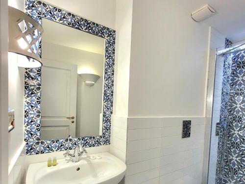 阿特拉尼Vicolo 23 House的一间带水槽和镜子的浴室
