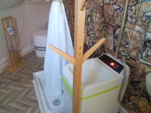 DecimomannuPodere Kiri Dome Experience的一间带水槽和淋浴帘的浴室