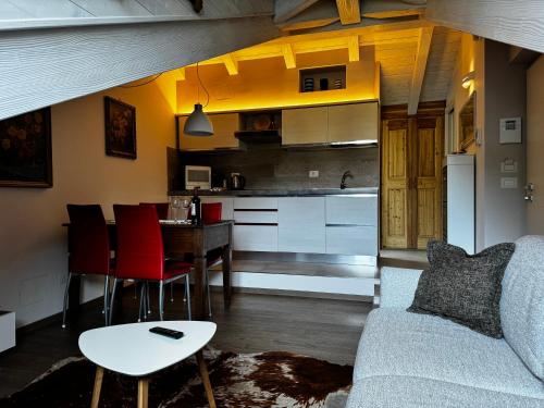奥斯塔Maison Tatà的客厅以及带沙发和桌子的厨房。