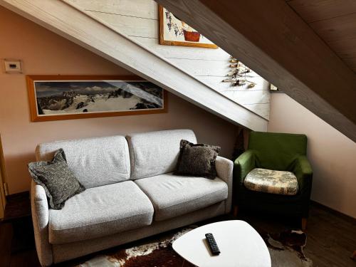 奥斯塔Maison Tatà的客厅配有沙发和椅子