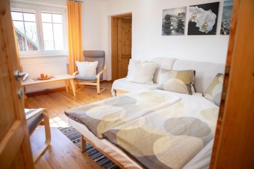 GriffenFerienhaus Nuova Via的一间卧室配有一张床和一张沙发