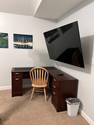 格林斯伯勒Copeland Get-a-Way的一张桌子、椅子和墙上的电视