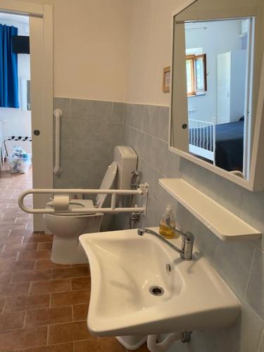 波马兰切La Fattoria di Valentina的一间带水槽、卫生间和镜子的浴室